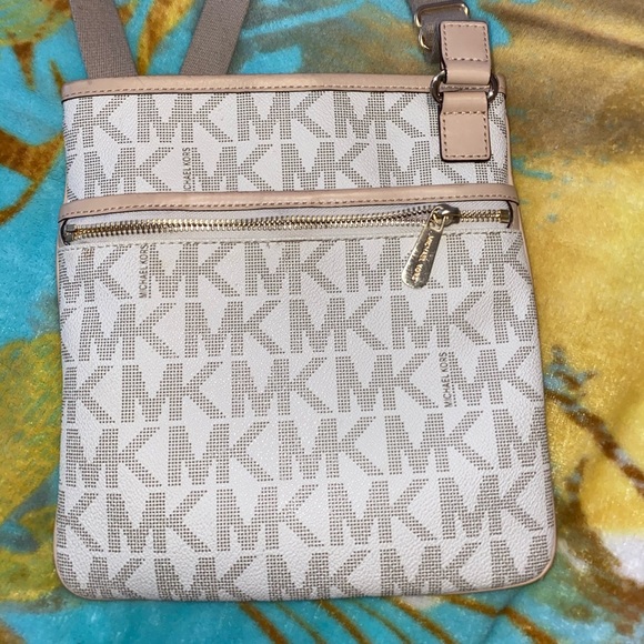 Michael Kors crossbody. - Picture 2 of 7